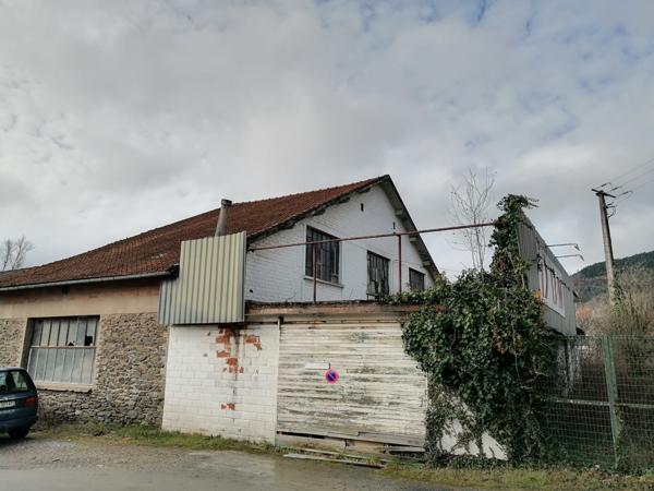 Decazeville : Entrepôt avec terrain attenant