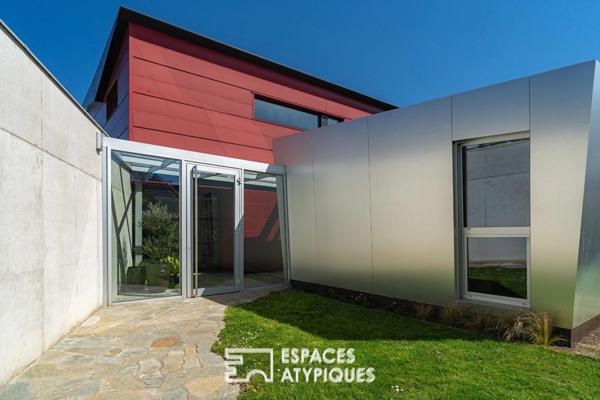 Maison d’architecte aux lignes recherchées et sa piscine