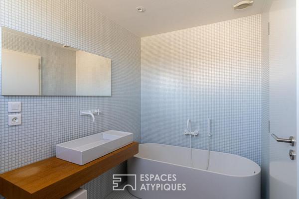 Maison d’architecte aux lignes recherchées et sa piscine