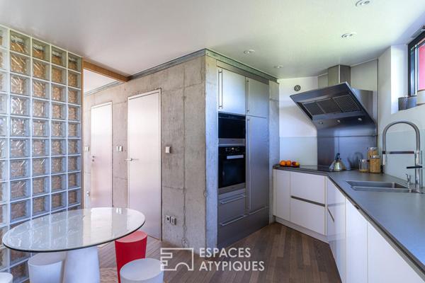 Maison d’architecte aux lignes recherchées et sa piscine