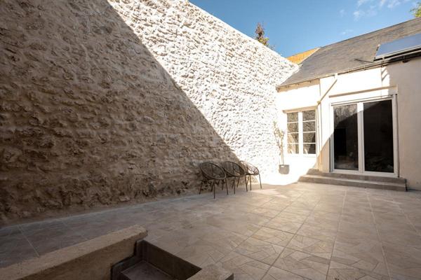 LIEUX UNIQUES -  PROPRIÉTÉS PRIVÉES - PROPOSE TRES JOLIE MAISON DE VILLE DE 208 M² ET SA COUR INTERIEURE - GARE 800 M À PIED