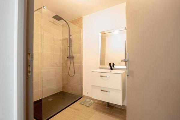 LIEUX UNIQUES -  PROPRIÉTÉS PRIVÉES - PROPOSE TRES JOLIE MAISON DE VILLE DE 208 M² ET SA COUR INTERIEURE - GARE 800 M À PIED