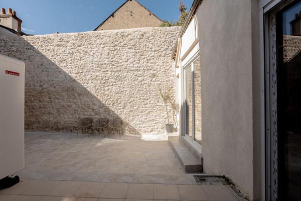 LIEUX UNIQUES -  PROPRIÉTÉS PRIVÉES - PROPOSE TRES JOLIE MAISON DE VILLE DE 208 M² ET SA COUR INTERIEURE - GARE 800 M À PIED