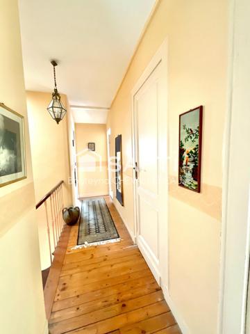 Belle Maison en pierre de 190m2, non mitoyenne, avec jardin, véranda et garages.