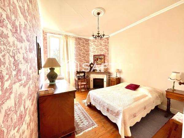 Belle Maison en pierre de 190m2, non mitoyenne, avec jardin, véranda et garages.