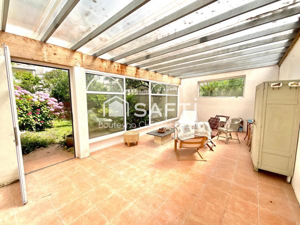 Belle Maison en pierre de 190m2, non mitoyenne, avec jardin, véranda et garages.