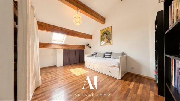 Maison de Village T7 Terrasse Parking Sous-sol 4 chambres Péron O1630