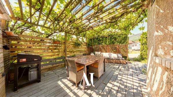Maison de Village T7 Terrasse Parking Sous-sol 4 chambres Péron O1630
