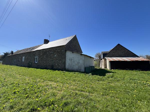 Longère en pierre avec dépendances sur 9500 m², aux portes de Quintin
