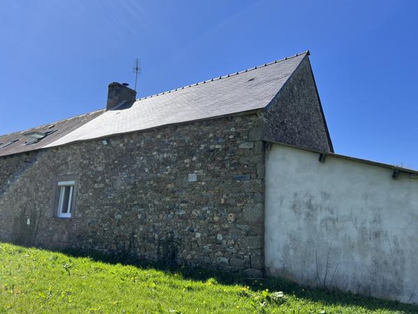 Longère en pierre avec dépendances sur 9500 m², aux portes de Quintin