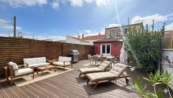 Maison familiale à vendre 6 pièces, 4 chambres + bureau – Proche gare & écoles – Grande terrasse – Garage – Dépendances – ROCHEFORT (17)