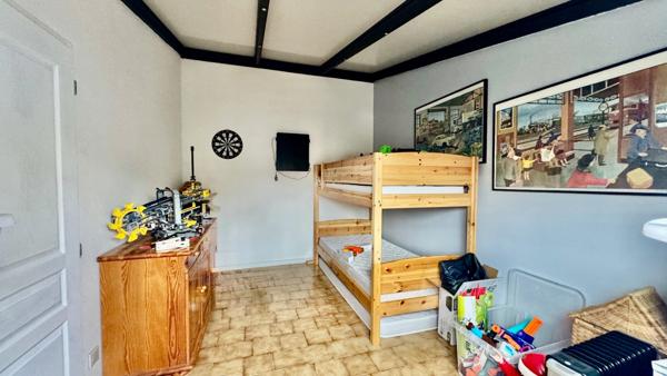 Maison familiale à vendre 6 pièces, 4 chambres + bureau – Proche gare & écoles – Grande terrasse – Garage – Dépendances – ROCHEFORT (17)