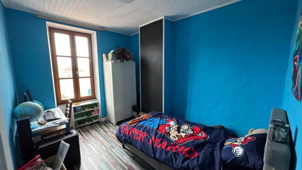 Maison familiale à vendre 6 pièces, 4 chambres + bureau – Proche gare & écoles – Grande terrasse – Garage – Dépendances – ROCHEFORT (17)