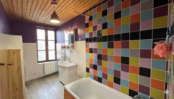 Maison familiale à vendre 6 pièces, 4 chambres + bureau – Proche gare & écoles – Grande terrasse – Garage – Dépendances – ROCHEFORT (17)