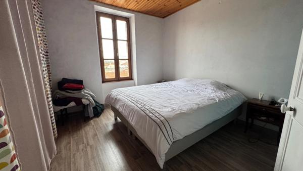 Maison familiale à vendre 6 pièces, 4 chambres + bureau – Proche gare & écoles – Grande terrasse – Garage – Dépendances – ROCHEFORT (17)