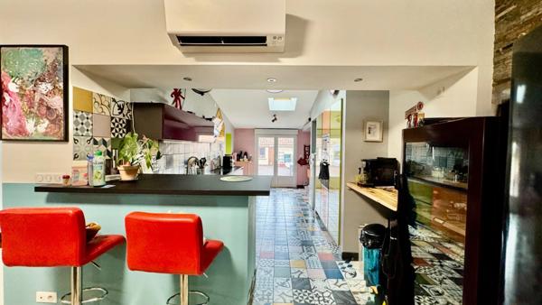 Maison familiale à vendre 6 pièces, 4 chambres + bureau – Proche gare & écoles – Grande terrasse – Garage – Dépendances – ROCHEFORT (17)