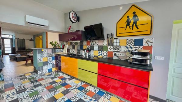 Maison familiale à vendre 6 pièces, 4 chambres + bureau – Proche gare & écoles – Grande terrasse – Garage – Dépendances – ROCHEFORT (17)