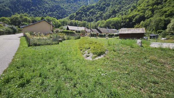 Terrain constructible 400 m² au cur du village de Rognaix (73730)