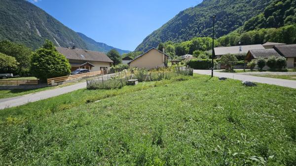 Terrain constructible 400 m² au cur du village de Rognaix (73730)