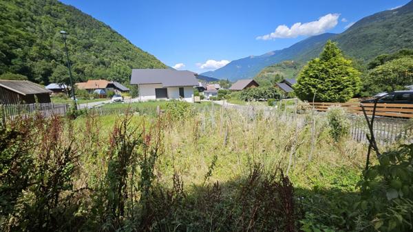 Terrain constructible 400 m² au cur du village de Rognaix (73730)