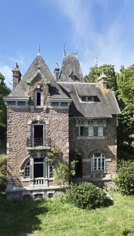 À quelques pas seulement du port et des plages, cette somptueuse Maison de Maître incarne l’élégance intemporelle des grandes demeures de caractère.
Édifiée au cœur d’un parc clos et paysager de plus de 4 350 m², à l’abri des regards, la propriété offre un cadre de vie rare, alliant discrétion, sérénité et proximité immédiate du littoral.
Un patrimoine architectural remarquable
Derrière sa façade pleine de prestance, la demeure dévoile des éléments d’époque soigneusement conservés : moulures délicates, parquets anciens, cheminées, boiseries et carreaux de ciment… Chaque détail témoigne d’un raffinement authentique et d’un héritage préservé.
Les espaces de réception, élégants et lumineux, se composent d’un salon, d’une salle à manger, d’une vaste cuisine et d’un bureau/bibliothèque, offrant une atmosphère à la fois chaleureuse et sophistiquée.
Volumes majestueux & panoramas marins
Les étages supérieurs révèlent des volumes généreux, avec sept chambres au total, dont plusieurs bénéficient d’une vue imprenable sur la mer.
Une propriété aux multiples vocations
Grâce à sa configuration, ses volumes et son emplacement privilégié, cette demeure se prête idéalement à une résidence familiale d’exception, mais également à un projet de chambres d’hôtes de standing ou maison d’accueil haut de gamme, offrant une expérience unique à une clientèle en quête d’authenticité et de raffinement.
Prestations complémentaires
Un sous-sol complet, idéal pour cave à vin ou espace de loisirs, vient enrichir l’ensemble.
À l’extérieur, un garage en pierres et des dépendances complètent cette propriété aux multiples possibilités.
Une œuvre à sublimer
Cette demeure d’exception nécessite une rénovation d’envergure, offrant l’opportunité rare de révéler toute sa splendeur et de créer une résidence unique, alliant le cachet de l’ancien au confort contemporain.
Une adresse confidentielle et recherchée
Situation privilégiée, à proximité immédiate des plages, du port et des commodités, dans l’un des secteurs les plus prisés du littoral.
Certaines photos sont non contractuelles et aident à la projection. 
Venez visiter sans plus tarder. 
Un conseiller disponible 7/7.