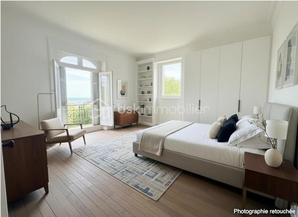 À quelques pas seulement du port et des plages, cette somptueuse Maison de Maître incarne l’élégance intemporelle des grandes demeures de caractère.
Édifiée au cœur d’un parc clos et paysager de plus de 4 350 m², à l’abri des regards, la propriété offre un cadre de vie rare, alliant discrétion, sérénité et proximité immédiate du littoral.
Un patrimoine architectural remarquable
Derrière sa façade pleine de prestance, la demeure dévoile des éléments d’époque soigneusement conservés : moulures délicates, parquets anciens, cheminées, boiseries et carreaux de ciment… Chaque détail témoigne d’un raffinement authentique et d’un héritage préservé.
Les espaces de réception, élégants et lumineux, se composent d’un salon, d’une salle à manger, d’une vaste cuisine et d’un bureau/bibliothèque, offrant une atmosphère à la fois chaleureuse et sophistiquée.
Volumes majestueux & panoramas marins
Les étages supérieurs révèlent des volumes généreux, avec sept chambres au total, dont plusieurs bénéficient d’une vue imprenable sur la mer.
Une propriété aux multiples vocations
Grâce à sa configuration, ses volumes et son emplacement privilégié, cette demeure se prête idéalement à une résidence familiale d’exception, mais également à un projet de chambres d’hôtes de standing ou maison d’accueil haut de gamme, offrant une expérience unique à une clientèle en quête d’authenticité et de raffinement.
Prestations complémentaires
Un sous-sol complet, idéal pour cave à vin ou espace de loisirs, vient enrichir l’ensemble.
À l’extérieur, un garage en pierres et des dépendances complètent cette propriété aux multiples possibilités.
Une œuvre à sublimer
Cette demeure d’exception nécessite une rénovation d’envergure, offrant l’opportunité rare de révéler toute sa splendeur et de créer une résidence unique, alliant le cachet de l’ancien au confort contemporain.
Une adresse confidentielle et recherchée
Situation privilégiée, à proximité immédiate des plages, du port et des commodités, dans l’un des secteurs les plus prisés du littoral.
Certaines photos sont non contractuelles et aident à la projection. 
Venez visiter sans plus tarder. 
Un conseiller disponible 7/7.