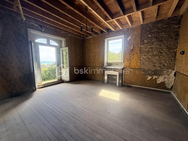 À quelques pas seulement du port et des plages, cette somptueuse Maison de Maître incarne l’élégance intemporelle des grandes demeures de caractère.
Édifiée au cœur d’un parc clos et paysager de plus de 4 350 m², à l’abri des regards, la propriété offre un cadre de vie rare, alliant discrétion, sérénité et proximité immédiate du littoral.
Un patrimoine architectural remarquable
Derrière sa façade pleine de prestance, la demeure dévoile des éléments d’époque soigneusement conservés : moulures délicates, parquets anciens, cheminées, boiseries et carreaux de ciment… Chaque détail témoigne d’un raffinement authentique et d’un héritage préservé.
Les espaces de réception, élégants et lumineux, se composent d’un salon, d’une salle à manger, d’une vaste cuisine et d’un bureau/bibliothèque, offrant une atmosphère à la fois chaleureuse et sophistiquée.
Volumes majestueux & panoramas marins
Les étages supérieurs révèlent des volumes généreux, avec sept chambres au total, dont plusieurs bénéficient d’une vue imprenable sur la mer.
Une propriété aux multiples vocations
Grâce à sa configuration, ses volumes et son emplacement privilégié, cette demeure se prête idéalement à une résidence familiale d’exception, mais également à un projet de chambres d’hôtes de standing ou maison d’accueil haut de gamme, offrant une expérience unique à une clientèle en quête d’authenticité et de raffinement.
Prestations complémentaires
Un sous-sol complet, idéal pour cave à vin ou espace de loisirs, vient enrichir l’ensemble.
À l’extérieur, un garage en pierres et des dépendances complètent cette propriété aux multiples possibilités.
Une œuvre à sublimer
Cette demeure d’exception nécessite une rénovation d’envergure, offrant l’opportunité rare de révéler toute sa splendeur et de créer une résidence unique, alliant le cachet de l’ancien au confort contemporain.
Une adresse confidentielle et recherchée
Situation privilégiée, à proximité immédiate des plages, du port et des commodités, dans l’un des secteurs les plus prisés du littoral.
Certaines photos sont non contractuelles et aident à la projection. 
Venez visiter sans plus tarder. 
Un conseiller disponible 7/7.
