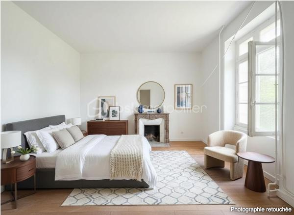 À quelques pas seulement du port et des plages, cette somptueuse Maison de Maître incarne l’élégance intemporelle des grandes demeures de caractère.
Édifiée au cœur d’un parc clos et paysager de plus de 4 350 m², à l’abri des regards, la propriété offre un cadre de vie rare, alliant discrétion, sérénité et proximité immédiate du littoral.
Un patrimoine architectural remarquable
Derrière sa façade pleine de prestance, la demeure dévoile des éléments d’époque soigneusement conservés : moulures délicates, parquets anciens, cheminées, boiseries et carreaux de ciment… Chaque détail témoigne d’un raffinement authentique et d’un héritage préservé.
Les espaces de réception, élégants et lumineux, se composent d’un salon, d’une salle à manger, d’une vaste cuisine et d’un bureau/bibliothèque, offrant une atmosphère à la fois chaleureuse et sophistiquée.
Volumes majestueux & panoramas marins
Les étages supérieurs révèlent des volumes généreux, avec sept chambres au total, dont plusieurs bénéficient d’une vue imprenable sur la mer.
Une propriété aux multiples vocations
Grâce à sa configuration, ses volumes et son emplacement privilégié, cette demeure se prête idéalement à une résidence familiale d’exception, mais également à un projet de chambres d’hôtes de standing ou maison d’accueil haut de gamme, offrant une expérience unique à une clientèle en quête d’authenticité et de raffinement.
Prestations complémentaires
Un sous-sol complet, idéal pour cave à vin ou espace de loisirs, vient enrichir l’ensemble.
À l’extérieur, un garage en pierres et des dépendances complètent cette propriété aux multiples possibilités.
Une œuvre à sublimer
Cette demeure d’exception nécessite une rénovation d’envergure, offrant l’opportunité rare de révéler toute sa splendeur et de créer une résidence unique, alliant le cachet de l’ancien au confort contemporain.
Une adresse confidentielle et recherchée
Situation privilégiée, à proximité immédiate des plages, du port et des commodités, dans l’un des secteurs les plus prisés du littoral.
Certaines photos sont non contractuelles et aident à la projection. 
Venez visiter sans plus tarder. 
Un conseiller disponible 7/7.