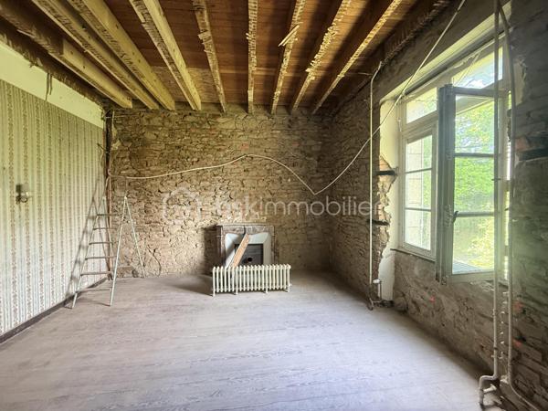 À quelques pas seulement du port et des plages, cette somptueuse Maison de Maître incarne l’élégance intemporelle des grandes demeures de caractère.
Édifiée au cœur d’un parc clos et paysager de plus de 4 350 m², à l’abri des regards, la propriété offre un cadre de vie rare, alliant discrétion, sérénité et proximité immédiate du littoral.
Un patrimoine architectural remarquable
Derrière sa façade pleine de prestance, la demeure dévoile des éléments d’époque soigneusement conservés : moulures délicates, parquets anciens, cheminées, boiseries et carreaux de ciment… Chaque détail témoigne d’un raffinement authentique et d’un héritage préservé.
Les espaces de réception, élégants et lumineux, se composent d’un salon, d’une salle à manger, d’une vaste cuisine et d’un bureau/bibliothèque, offrant une atmosphère à la fois chaleureuse et sophistiquée.
Volumes majestueux & panoramas marins
Les étages supérieurs révèlent des volumes généreux, avec sept chambres au total, dont plusieurs bénéficient d’une vue imprenable sur la mer.
Une propriété aux multiples vocations
Grâce à sa configuration, ses volumes et son emplacement privilégié, cette demeure se prête idéalement à une résidence familiale d’exception, mais également à un projet de chambres d’hôtes de standing ou maison d’accueil haut de gamme, offrant une expérience unique à une clientèle en quête d’authenticité et de raffinement.
Prestations complémentaires
Un sous-sol complet, idéal pour cave à vin ou espace de loisirs, vient enrichir l’ensemble.
À l’extérieur, un garage en pierres et des dépendances complètent cette propriété aux multiples possibilités.
Une œuvre à sublimer
Cette demeure d’exception nécessite une rénovation d’envergure, offrant l’opportunité rare de révéler toute sa splendeur et de créer une résidence unique, alliant le cachet de l’ancien au confort contemporain.
Une adresse confidentielle et recherchée
Situation privilégiée, à proximité immédiate des plages, du port et des commodités, dans l’un des secteurs les plus prisés du littoral.
Certaines photos sont non contractuelles et aident à la projection. 
Venez visiter sans plus tarder. 
Un conseiller disponible 7/7.