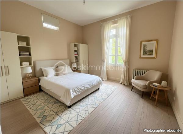 À quelques pas seulement du port et des plages, cette somptueuse Maison de Maître incarne l’élégance intemporelle des grandes demeures de caractère.
Édifiée au cœur d’un parc clos et paysager de plus de 4 350 m², à l’abri des regards, la propriété offre un cadre de vie rare, alliant discrétion, sérénité et proximité immédiate du littoral.
Un patrimoine architectural remarquable
Derrière sa façade pleine de prestance, la demeure dévoile des éléments d’époque soigneusement conservés : moulures délicates, parquets anciens, cheminées, boiseries et carreaux de ciment… Chaque détail témoigne d’un raffinement authentique et d’un héritage préservé.
Les espaces de réception, élégants et lumineux, se composent d’un salon, d’une salle à manger, d’une vaste cuisine et d’un bureau/bibliothèque, offrant une atmosphère à la fois chaleureuse et sophistiquée.
Volumes majestueux & panoramas marins
Les étages supérieurs révèlent des volumes généreux, avec sept chambres au total, dont plusieurs bénéficient d’une vue imprenable sur la mer.
Une propriété aux multiples vocations
Grâce à sa configuration, ses volumes et son emplacement privilégié, cette demeure se prête idéalement à une résidence familiale d’exception, mais également à un projet de chambres d’hôtes de standing ou maison d’accueil haut de gamme, offrant une expérience unique à une clientèle en quête d’authenticité et de raffinement.
Prestations complémentaires
Un sous-sol complet, idéal pour cave à vin ou espace de loisirs, vient enrichir l’ensemble.
À l’extérieur, un garage en pierres et des dépendances complètent cette propriété aux multiples possibilités.
Une œuvre à sublimer
Cette demeure d’exception nécessite une rénovation d’envergure, offrant l’opportunité rare de révéler toute sa splendeur et de créer une résidence unique, alliant le cachet de l’ancien au confort contemporain.
Une adresse confidentielle et recherchée
Situation privilégiée, à proximité immédiate des plages, du port et des commodités, dans l’un des secteurs les plus prisés du littoral.
Certaines photos sont non contractuelles et aident à la projection. 
Venez visiter sans plus tarder. 
Un conseiller disponible 7/7.