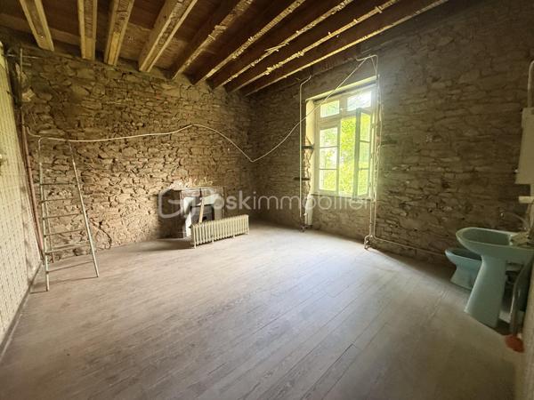 À quelques pas seulement du port et des plages, cette somptueuse Maison de Maître incarne l’élégance intemporelle des grandes demeures de caractère.
Édifiée au cœur d’un parc clos et paysager de plus de 4 350 m², à l’abri des regards, la propriété offre un cadre de vie rare, alliant discrétion, sérénité et proximité immédiate du littoral.
Un patrimoine architectural remarquable
Derrière sa façade pleine de prestance, la demeure dévoile des éléments d’époque soigneusement conservés : moulures délicates, parquets anciens, cheminées, boiseries et carreaux de ciment… Chaque détail témoigne d’un raffinement authentique et d’un héritage préservé.
Les espaces de réception, élégants et lumineux, se composent d’un salon, d’une salle à manger, d’une vaste cuisine et d’un bureau/bibliothèque, offrant une atmosphère à la fois chaleureuse et sophistiquée.
Volumes majestueux & panoramas marins
Les étages supérieurs révèlent des volumes généreux, avec sept chambres au total, dont plusieurs bénéficient d’une vue imprenable sur la mer.
Une propriété aux multiples vocations
Grâce à sa configuration, ses volumes et son emplacement privilégié, cette demeure se prête idéalement à une résidence familiale d’exception, mais également à un projet de chambres d’hôtes de standing ou maison d’accueil haut de gamme, offrant une expérience unique à une clientèle en quête d’authenticité et de raffinement.
Prestations complémentaires
Un sous-sol complet, idéal pour cave à vin ou espace de loisirs, vient enrichir l’ensemble.
À l’extérieur, un garage en pierres et des dépendances complètent cette propriété aux multiples possibilités.
Une œuvre à sublimer
Cette demeure d’exception nécessite une rénovation d’envergure, offrant l’opportunité rare de révéler toute sa splendeur et de créer une résidence unique, alliant le cachet de l’ancien au confort contemporain.
Une adresse confidentielle et recherchée
Situation privilégiée, à proximité immédiate des plages, du port et des commodités, dans l’un des secteurs les plus prisés du littoral.
Certaines photos sont non contractuelles et aident à la projection. 
Venez visiter sans plus tarder. 
Un conseiller disponible 7/7.