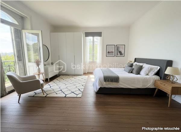 À quelques pas seulement du port et des plages, cette somptueuse Maison de Maître incarne l’élégance intemporelle des grandes demeures de caractère.
Édifiée au cœur d’un parc clos et paysager de plus de 4 350 m², à l’abri des regards, la propriété offre un cadre de vie rare, alliant discrétion, sérénité et proximité immédiate du littoral.
Un patrimoine architectural remarquable
Derrière sa façade pleine de prestance, la demeure dévoile des éléments d’époque soigneusement conservés : moulures délicates, parquets anciens, cheminées, boiseries et carreaux de ciment… Chaque détail témoigne d’un raffinement authentique et d’un héritage préservé.
Les espaces de réception, élégants et lumineux, se composent d’un salon, d’une salle à manger, d’une vaste cuisine et d’un bureau/bibliothèque, offrant une atmosphère à la fois chaleureuse et sophistiquée.
Volumes majestueux & panoramas marins
Les étages supérieurs révèlent des volumes généreux, avec sept chambres au total, dont plusieurs bénéficient d’une vue imprenable sur la mer.
Une propriété aux multiples vocations
Grâce à sa configuration, ses volumes et son emplacement privilégié, cette demeure se prête idéalement à une résidence familiale d’exception, mais également à un projet de chambres d’hôtes de standing ou maison d’accueil haut de gamme, offrant une expérience unique à une clientèle en quête d’authenticité et de raffinement.
Prestations complémentaires
Un sous-sol complet, idéal pour cave à vin ou espace de loisirs, vient enrichir l’ensemble.
À l’extérieur, un garage en pierres et des dépendances complètent cette propriété aux multiples possibilités.
Une œuvre à sublimer
Cette demeure d’exception nécessite une rénovation d’envergure, offrant l’opportunité rare de révéler toute sa splendeur et de créer une résidence unique, alliant le cachet de l’ancien au confort contemporain.
Une adresse confidentielle et recherchée
Situation privilégiée, à proximité immédiate des plages, du port et des commodités, dans l’un des secteurs les plus prisés du littoral.
Certaines photos sont non contractuelles et aident à la projection. 
Venez visiter sans plus tarder. 
Un conseiller disponible 7/7.