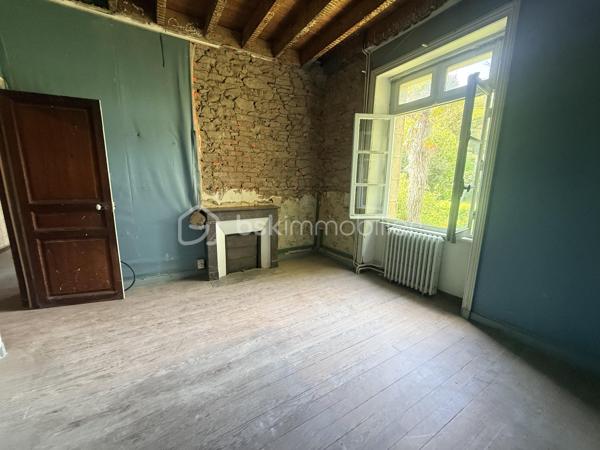 À quelques pas seulement du port et des plages, cette somptueuse Maison de Maître incarne l’élégance intemporelle des grandes demeures de caractère.
Édifiée au cœur d’un parc clos et paysager de plus de 4 350 m², à l’abri des regards, la propriété offre un cadre de vie rare, alliant discrétion, sérénité et proximité immédiate du littoral.
Un patrimoine architectural remarquable
Derrière sa façade pleine de prestance, la demeure dévoile des éléments d’époque soigneusement conservés : moulures délicates, parquets anciens, cheminées, boiseries et carreaux de ciment… Chaque détail témoigne d’un raffinement authentique et d’un héritage préservé.
Les espaces de réception, élégants et lumineux, se composent d’un salon, d’une salle à manger, d’une vaste cuisine et d’un bureau/bibliothèque, offrant une atmosphère à la fois chaleureuse et sophistiquée.
Volumes majestueux & panoramas marins
Les étages supérieurs révèlent des volumes généreux, avec sept chambres au total, dont plusieurs bénéficient d’une vue imprenable sur la mer.
Une propriété aux multiples vocations
Grâce à sa configuration, ses volumes et son emplacement privilégié, cette demeure se prête idéalement à une résidence familiale d’exception, mais également à un projet de chambres d’hôtes de standing ou maison d’accueil haut de gamme, offrant une expérience unique à une clientèle en quête d’authenticité et de raffinement.
Prestations complémentaires
Un sous-sol complet, idéal pour cave à vin ou espace de loisirs, vient enrichir l’ensemble.
À l’extérieur, un garage en pierres et des dépendances complètent cette propriété aux multiples possibilités.
Une œuvre à sublimer
Cette demeure d’exception nécessite une rénovation d’envergure, offrant l’opportunité rare de révéler toute sa splendeur et de créer une résidence unique, alliant le cachet de l’ancien au confort contemporain.
Une adresse confidentielle et recherchée
Situation privilégiée, à proximité immédiate des plages, du port et des commodités, dans l’un des secteurs les plus prisés du littoral.
Certaines photos sont non contractuelles et aident à la projection. 
Venez visiter sans plus tarder. 
Un conseiller disponible 7/7.