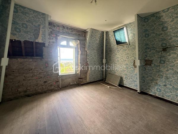 À quelques pas seulement du port et des plages, cette somptueuse Maison de Maître incarne l’élégance intemporelle des grandes demeures de caractère.
Édifiée au cœur d’un parc clos et paysager de plus de 4 350 m², à l’abri des regards, la propriété offre un cadre de vie rare, alliant discrétion, sérénité et proximité immédiate du littoral.
Un patrimoine architectural remarquable
Derrière sa façade pleine de prestance, la demeure dévoile des éléments d’époque soigneusement conservés : moulures délicates, parquets anciens, cheminées, boiseries et carreaux de ciment… Chaque détail témoigne d’un raffinement authentique et d’un héritage préservé.
Les espaces de réception, élégants et lumineux, se composent d’un salon, d’une salle à manger, d’une vaste cuisine et d’un bureau/bibliothèque, offrant une atmosphère à la fois chaleureuse et sophistiquée.
Volumes majestueux & panoramas marins
Les étages supérieurs révèlent des volumes généreux, avec sept chambres au total, dont plusieurs bénéficient d’une vue imprenable sur la mer.
Une propriété aux multiples vocations
Grâce à sa configuration, ses volumes et son emplacement privilégié, cette demeure se prête idéalement à une résidence familiale d’exception, mais également à un projet de chambres d’hôtes de standing ou maison d’accueil haut de gamme, offrant une expérience unique à une clientèle en quête d’authenticité et de raffinement.
Prestations complémentaires
Un sous-sol complet, idéal pour cave à vin ou espace de loisirs, vient enrichir l’ensemble.
À l’extérieur, un garage en pierres et des dépendances complètent cette propriété aux multiples possibilités.
Une œuvre à sublimer
Cette demeure d’exception nécessite une rénovation d’envergure, offrant l’opportunité rare de révéler toute sa splendeur et de créer une résidence unique, alliant le cachet de l’ancien au confort contemporain.
Une adresse confidentielle et recherchée
Situation privilégiée, à proximité immédiate des plages, du port et des commodités, dans l’un des secteurs les plus prisés du littoral.
Certaines photos sont non contractuelles et aident à la projection. 
Venez visiter sans plus tarder. 
Un conseiller disponible 7/7.