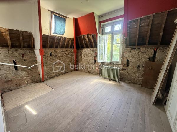 À quelques pas seulement du port et des plages, cette somptueuse Maison de Maître incarne l’élégance intemporelle des grandes demeures de caractère.
Édifiée au cœur d’un parc clos et paysager de plus de 4 350 m², à l’abri des regards, la propriété offre un cadre de vie rare, alliant discrétion, sérénité et proximité immédiate du littoral.
Un patrimoine architectural remarquable
Derrière sa façade pleine de prestance, la demeure dévoile des éléments d’époque soigneusement conservés : moulures délicates, parquets anciens, cheminées, boiseries et carreaux de ciment… Chaque détail témoigne d’un raffinement authentique et d’un héritage préservé.
Les espaces de réception, élégants et lumineux, se composent d’un salon, d’une salle à manger, d’une vaste cuisine et d’un bureau/bibliothèque, offrant une atmosphère à la fois chaleureuse et sophistiquée.
Volumes majestueux & panoramas marins
Les étages supérieurs révèlent des volumes généreux, avec sept chambres au total, dont plusieurs bénéficient d’une vue imprenable sur la mer.
Une propriété aux multiples vocations
Grâce à sa configuration, ses volumes et son emplacement privilégié, cette demeure se prête idéalement à une résidence familiale d’exception, mais également à un projet de chambres d’hôtes de standing ou maison d’accueil haut de gamme, offrant une expérience unique à une clientèle en quête d’authenticité et de raffinement.
Prestations complémentaires
Un sous-sol complet, idéal pour cave à vin ou espace de loisirs, vient enrichir l’ensemble.
À l’extérieur, un garage en pierres et des dépendances complètent cette propriété aux multiples possibilités.
Une œuvre à sublimer
Cette demeure d’exception nécessite une rénovation d’envergure, offrant l’opportunité rare de révéler toute sa splendeur et de créer une résidence unique, alliant le cachet de l’ancien au confort contemporain.
Une adresse confidentielle et recherchée
Situation privilégiée, à proximité immédiate des plages, du port et des commodités, dans l’un des secteurs les plus prisés du littoral.
Certaines photos sont non contractuelles et aident à la projection. 
Venez visiter sans plus tarder. 
Un conseiller disponible 7/7.
