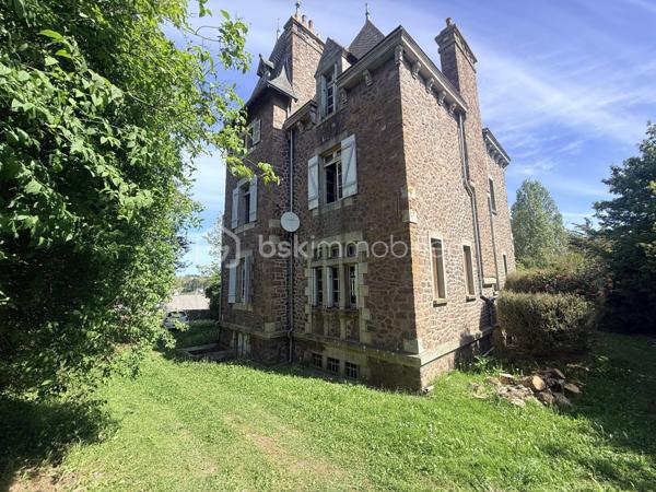 À quelques pas seulement du port et des plages, cette somptueuse Maison de Maître incarne l’élégance intemporelle des grandes demeures de caractère.
Édifiée au cœur d’un parc clos et paysager de plus de 4 350 m², à l’abri des regards, la propriété offre un cadre de vie rare, alliant discrétion, sérénité et proximité immédiate du littoral.
Un patrimoine architectural remarquable
Derrière sa façade pleine de prestance, la demeure dévoile des éléments d’époque soigneusement conservés : moulures délicates, parquets anciens, cheminées, boiseries et carreaux de ciment… Chaque détail témoigne d’un raffinement authentique et d’un héritage préservé.
Les espaces de réception, élégants et lumineux, se composent d’un salon, d’une salle à manger, d’une vaste cuisine et d’un bureau/bibliothèque, offrant une atmosphère à la fois chaleureuse et sophistiquée.
Volumes majestueux & panoramas marins
Les étages supérieurs révèlent des volumes généreux, avec sept chambres au total, dont plusieurs bénéficient d’une vue imprenable sur la mer.
Une propriété aux multiples vocations
Grâce à sa configuration, ses volumes et son emplacement privilégié, cette demeure se prête idéalement à une résidence familiale d’exception, mais également à un projet de chambres d’hôtes de standing ou maison d’accueil haut de gamme, offrant une expérience unique à une clientèle en quête d’authenticité et de raffinement.
Prestations complémentaires
Un sous-sol complet, idéal pour cave à vin ou espace de loisirs, vient enrichir l’ensemble.
À l’extérieur, un garage en pierres et des dépendances complètent cette propriété aux multiples possibilités.
Une œuvre à sublimer
Cette demeure d’exception nécessite une rénovation d’envergure, offrant l’opportunité rare de révéler toute sa splendeur et de créer une résidence unique, alliant le cachet de l’ancien au confort contemporain.
Une adresse confidentielle et recherchée
Situation privilégiée, à proximité immédiate des plages, du port et des commodités, dans l’un des secteurs les plus prisés du littoral.
Certaines photos sont non contractuelles et aident à la projection. 
Venez visiter sans plus tarder. 
Un conseiller disponible 7/7.