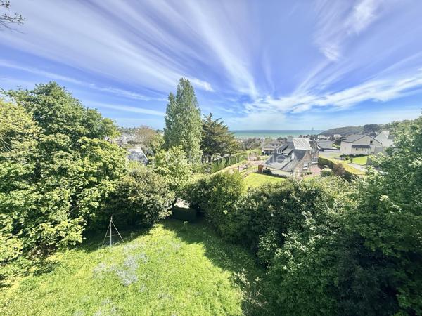 À quelques pas seulement du port et des plages, cette somptueuse Maison de Maître incarne l’élégance intemporelle des grandes demeures de caractère.
Édifiée au cœur d’un parc clos et paysager de plus de 4 350 m², à l’abri des regards, la propriété offre un cadre de vie rare, alliant discrétion, sérénité et proximité immédiate du littoral.
Un patrimoine architectural remarquable
Derrière sa façade pleine de prestance, la demeure dévoile des éléments d’époque soigneusement conservés : moulures délicates, parquets anciens, cheminées, boiseries et carreaux de ciment… Chaque détail témoigne d’un raffinement authentique et d’un héritage préservé.
Les espaces de réception, élégants et lumineux, se composent d’un salon, d’une salle à manger, d’une vaste cuisine et d’un bureau/bibliothèque, offrant une atmosphère à la fois chaleureuse et sophistiquée.
Volumes majestueux & panoramas marins
Les étages supérieurs révèlent des volumes généreux, avec sept chambres au total, dont plusieurs bénéficient d’une vue imprenable sur la mer.
Une propriété aux multiples vocations
Grâce à sa configuration, ses volumes et son emplacement privilégié, cette demeure se prête idéalement à une résidence familiale d’exception, mais également à un projet de chambres d’hôtes de standing ou maison d’accueil haut de gamme, offrant une expérience unique à une clientèle en quête d’authenticité et de raffinement.
Prestations complémentaires
Un sous-sol complet, idéal pour cave à vin ou espace de loisirs, vient enrichir l’ensemble.
À l’extérieur, un garage en pierres et des dépendances complètent cette propriété aux multiples possibilités.
Une œuvre à sublimer
Cette demeure d’exception nécessite une rénovation d’envergure, offrant l’opportunité rare de révéler toute sa splendeur et de créer une résidence unique, alliant le cachet de l’ancien au confort contemporain.
Une adresse confidentielle et recherchée
Situation privilégiée, à proximité immédiate des plages, du port et des commodités, dans l’un des secteurs les plus prisés du littoral.
Certaines photos sont non contractuelles et aident à la projection. 
Venez visiter sans plus tarder. 
Un conseiller disponible 7/7.
