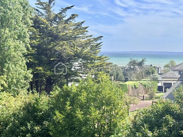 À quelques pas seulement du port et des plages, cette somptueuse Maison de Maître incarne l’élégance intemporelle des grandes demeures de caractère.
Édifiée au cœur d’un parc clos et paysager de plus de 4 350 m², à l’abri des regards, la propriété offre un cadre de vie rare, alliant discrétion, sérénité et proximité immédiate du littoral.
Un patrimoine architectural remarquable
Derrière sa façade pleine de prestance, la demeure dévoile des éléments d’époque soigneusement conservés : moulures délicates, parquets anciens, cheminées, boiseries et carreaux de ciment… Chaque détail témoigne d’un raffinement authentique et d’un héritage préservé.
Les espaces de réception, élégants et lumineux, se composent d’un salon, d’une salle à manger, d’une vaste cuisine et d’un bureau/bibliothèque, offrant une atmosphère à la fois chaleureuse et sophistiquée.
Volumes majestueux & panoramas marins
Les étages supérieurs révèlent des volumes généreux, avec sept chambres au total, dont plusieurs bénéficient d’une vue imprenable sur la mer.
Une propriété aux multiples vocations
Grâce à sa configuration, ses volumes et son emplacement privilégié, cette demeure se prête idéalement à une résidence familiale d’exception, mais également à un projet de chambres d’hôtes de standing ou maison d’accueil haut de gamme, offrant une expérience unique à une clientèle en quête d’authenticité et de raffinement.
Prestations complémentaires
Un sous-sol complet, idéal pour cave à vin ou espace de loisirs, vient enrichir l’ensemble.
À l’extérieur, un garage en pierres et des dépendances complètent cette propriété aux multiples possibilités.
Une œuvre à sublimer
Cette demeure d’exception nécessite une rénovation d’envergure, offrant l’opportunité rare de révéler toute sa splendeur et de créer une résidence unique, alliant le cachet de l’ancien au confort contemporain.
Une adresse confidentielle et recherchée
Situation privilégiée, à proximité immédiate des plages, du port et des commodités, dans l’un des secteurs les plus prisés du littoral.
Certaines photos sont non contractuelles et aident à la projection. 
Venez visiter sans plus tarder. 
Un conseiller disponible 7/7.