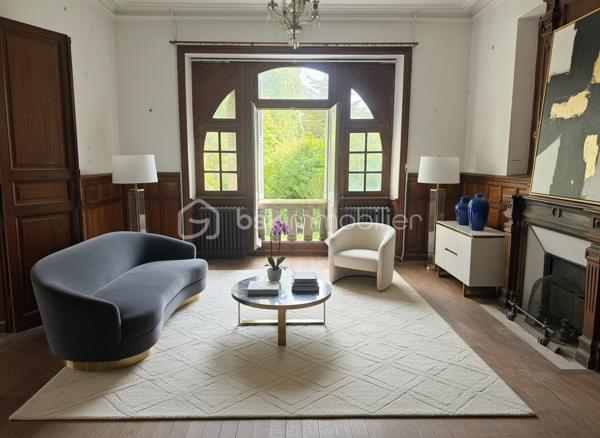 À quelques pas seulement du port et des plages, cette somptueuse Maison de Maître incarne l’élégance intemporelle des grandes demeures de caractère.
Édifiée au cœur d’un parc clos et paysager de plus de 4 350 m², à l’abri des regards, la propriété offre un cadre de vie rare, alliant discrétion, sérénité et proximité immédiate du littoral.
Un patrimoine architectural remarquable
Derrière sa façade pleine de prestance, la demeure dévoile des éléments d’époque soigneusement conservés : moulures délicates, parquets anciens, cheminées, boiseries et carreaux de ciment… Chaque détail témoigne d’un raffinement authentique et d’un héritage préservé.
Les espaces de réception, élégants et lumineux, se composent d’un salon, d’une salle à manger, d’une vaste cuisine et d’un bureau/bibliothèque, offrant une atmosphère à la fois chaleureuse et sophistiquée.
Volumes majestueux & panoramas marins
Les étages supérieurs révèlent des volumes généreux, avec sept chambres au total, dont plusieurs bénéficient d’une vue imprenable sur la mer.
Une propriété aux multiples vocations
Grâce à sa configuration, ses volumes et son emplacement privilégié, cette demeure se prête idéalement à une résidence familiale d’exception, mais également à un projet de chambres d’hôtes de standing ou maison d’accueil haut de gamme, offrant une expérience unique à une clientèle en quête d’authenticité et de raffinement.
Prestations complémentaires
Un sous-sol complet, idéal pour cave à vin ou espace de loisirs, vient enrichir l’ensemble.
À l’extérieur, un garage en pierres et des dépendances complètent cette propriété aux multiples possibilités.
Une œuvre à sublimer
Cette demeure d’exception nécessite une rénovation d’envergure, offrant l’opportunité rare de révéler toute sa splendeur et de créer une résidence unique, alliant le cachet de l’ancien au confort contemporain.
Une adresse confidentielle et recherchée
Situation privilégiée, à proximité immédiate des plages, du port et des commodités, dans l’un des secteurs les plus prisés du littoral.
Certaines photos sont non contractuelles et aident à la projection. 
Venez visiter sans plus tarder. 
Un conseiller disponible 7/7.