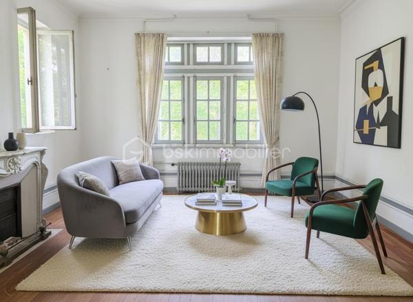À quelques pas seulement du port et des plages, cette somptueuse Maison de Maître incarne l’élégance intemporelle des grandes demeures de caractère.
Édifiée au cœur d’un parc clos et paysager de plus de 4 350 m², à l’abri des regards, la propriété offre un cadre de vie rare, alliant discrétion, sérénité et proximité immédiate du littoral.
Un patrimoine architectural remarquable
Derrière sa façade pleine de prestance, la demeure dévoile des éléments d’époque soigneusement conservés : moulures délicates, parquets anciens, cheminées, boiseries et carreaux de ciment… Chaque détail témoigne d’un raffinement authentique et d’un héritage préservé.
Les espaces de réception, élégants et lumineux, se composent d’un salon, d’une salle à manger, d’une vaste cuisine et d’un bureau/bibliothèque, offrant une atmosphère à la fois chaleureuse et sophistiquée.
Volumes majestueux & panoramas marins
Les étages supérieurs révèlent des volumes généreux, avec sept chambres au total, dont plusieurs bénéficient d’une vue imprenable sur la mer.
Une propriété aux multiples vocations
Grâce à sa configuration, ses volumes et son emplacement privilégié, cette demeure se prête idéalement à une résidence familiale d’exception, mais également à un projet de chambres d’hôtes de standing ou maison d’accueil haut de gamme, offrant une expérience unique à une clientèle en quête d’authenticité et de raffinement.
Prestations complémentaires
Un sous-sol complet, idéal pour cave à vin ou espace de loisirs, vient enrichir l’ensemble.
À l’extérieur, un garage en pierres et des dépendances complètent cette propriété aux multiples possibilités.
Une œuvre à sublimer
Cette demeure d’exception nécessite une rénovation d’envergure, offrant l’opportunité rare de révéler toute sa splendeur et de créer une résidence unique, alliant le cachet de l’ancien au confort contemporain.
Une adresse confidentielle et recherchée
Situation privilégiée, à proximité immédiate des plages, du port et des commodités, dans l’un des secteurs les plus prisés du littoral.
Certaines photos sont non contractuelles et aident à la projection. 
Venez visiter sans plus tarder. 
Un conseiller disponible 7/7.