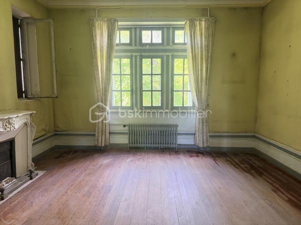 À quelques pas seulement du port et des plages, cette somptueuse Maison de Maître incarne l’élégance intemporelle des grandes demeures de caractère.
Édifiée au cœur d’un parc clos et paysager de plus de 4 350 m², à l’abri des regards, la propriété offre un cadre de vie rare, alliant discrétion, sérénité et proximité immédiate du littoral.
Un patrimoine architectural remarquable
Derrière sa façade pleine de prestance, la demeure dévoile des éléments d’époque soigneusement conservés : moulures délicates, parquets anciens, cheminées, boiseries et carreaux de ciment… Chaque détail témoigne d’un raffinement authentique et d’un héritage préservé.
Les espaces de réception, élégants et lumineux, se composent d’un salon, d’une salle à manger, d’une vaste cuisine et d’un bureau/bibliothèque, offrant une atmosphère à la fois chaleureuse et sophistiquée.
Volumes majestueux & panoramas marins
Les étages supérieurs révèlent des volumes généreux, avec sept chambres au total, dont plusieurs bénéficient d’une vue imprenable sur la mer.
Une propriété aux multiples vocations
Grâce à sa configuration, ses volumes et son emplacement privilégié, cette demeure se prête idéalement à une résidence familiale d’exception, mais également à un projet de chambres d’hôtes de standing ou maison d’accueil haut de gamme, offrant une expérience unique à une clientèle en quête d’authenticité et de raffinement.
Prestations complémentaires
Un sous-sol complet, idéal pour cave à vin ou espace de loisirs, vient enrichir l’ensemble.
À l’extérieur, un garage en pierres et des dépendances complètent cette propriété aux multiples possibilités.
Une œuvre à sublimer
Cette demeure d’exception nécessite une rénovation d’envergure, offrant l’opportunité rare de révéler toute sa splendeur et de créer une résidence unique, alliant le cachet de l’ancien au confort contemporain.
Une adresse confidentielle et recherchée
Situation privilégiée, à proximité immédiate des plages, du port et des commodités, dans l’un des secteurs les plus prisés du littoral.
Certaines photos sont non contractuelles et aident à la projection. 
Venez visiter sans plus tarder. 
Un conseiller disponible 7/7.