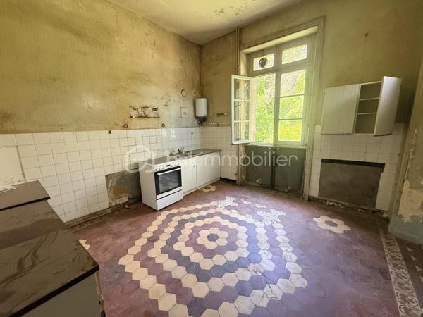 À quelques pas seulement du port et des plages, cette somptueuse Maison de Maître incarne l’élégance intemporelle des grandes demeures de caractère.
Édifiée au cœur d’un parc clos et paysager de plus de 4 350 m², à l’abri des regards, la propriété offre un cadre de vie rare, alliant discrétion, sérénité et proximité immédiate du littoral.
Un patrimoine architectural remarquable
Derrière sa façade pleine de prestance, la demeure dévoile des éléments d’époque soigneusement conservés : moulures délicates, parquets anciens, cheminées, boiseries et carreaux de ciment… Chaque détail témoigne d’un raffinement authentique et d’un héritage préservé.
Les espaces de réception, élégants et lumineux, se composent d’un salon, d’une salle à manger, d’une vaste cuisine et d’un bureau/bibliothèque, offrant une atmosphère à la fois chaleureuse et sophistiquée.
Volumes majestueux & panoramas marins
Les étages supérieurs révèlent des volumes généreux, avec sept chambres au total, dont plusieurs bénéficient d’une vue imprenable sur la mer.
Une propriété aux multiples vocations
Grâce à sa configuration, ses volumes et son emplacement privilégié, cette demeure se prête idéalement à une résidence familiale d’exception, mais également à un projet de chambres d’hôtes de standing ou maison d’accueil haut de gamme, offrant une expérience unique à une clientèle en quête d’authenticité et de raffinement.
Prestations complémentaires
Un sous-sol complet, idéal pour cave à vin ou espace de loisirs, vient enrichir l’ensemble.
À l’extérieur, un garage en pierres et des dépendances complètent cette propriété aux multiples possibilités.
Une œuvre à sublimer
Cette demeure d’exception nécessite une rénovation d’envergure, offrant l’opportunité rare de révéler toute sa splendeur et de créer une résidence unique, alliant le cachet de l’ancien au confort contemporain.
Une adresse confidentielle et recherchée
Situation privilégiée, à proximité immédiate des plages, du port et des commodités, dans l’un des secteurs les plus prisés du littoral.
Certaines photos sont non contractuelles et aident à la projection. 
Venez visiter sans plus tarder. 
Un conseiller disponible 7/7.