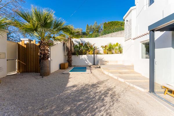 BAS DE VILLA / JARDIN / PISCINE / STATIONNEMENT