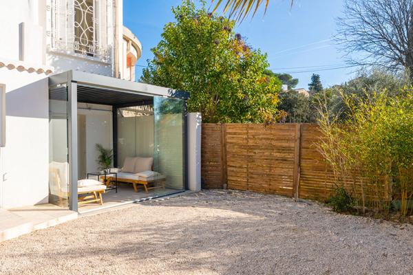 BAS DE VILLA / JARDIN / PISCINE / STATIONNEMENT