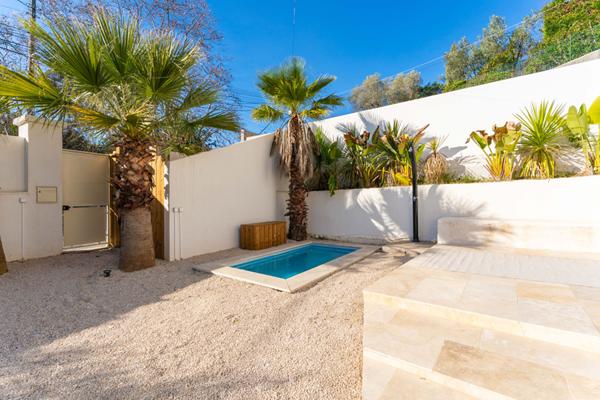 BAS DE VILLA / JARDIN / PISCINE / STATIONNEMENT