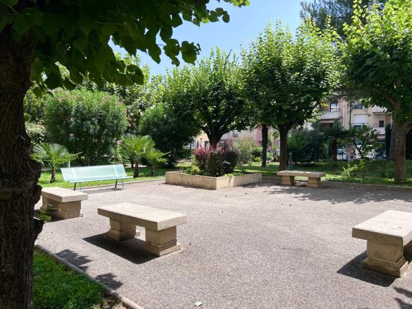 Appartement
         2 pièces
        - 46 m² 180 000 € *