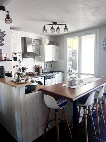 Appartement
         2 pièces
        - 46 m² 180 000 € *