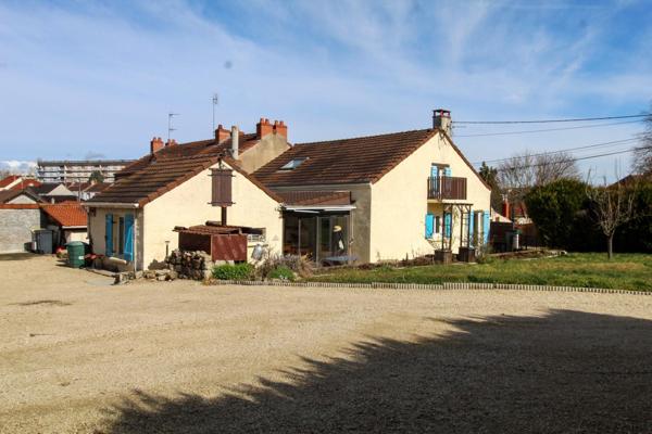 Maison familiale avec dépendance aménageable et grand terrain