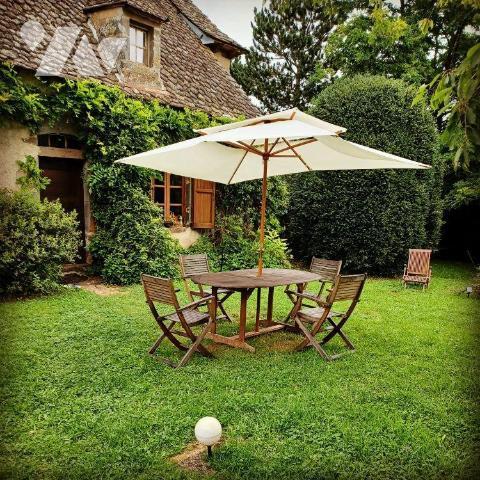 A VENDRE à ALLY (Cantal), dans un parc arboré de 2.565m², une magnifique maison de famille avec...