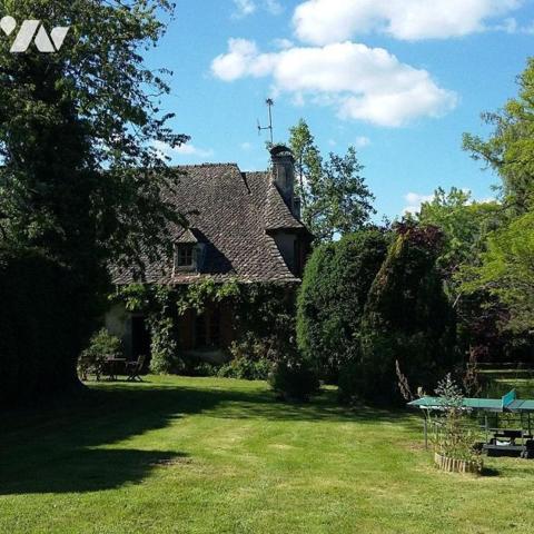 A VENDRE à ALLY (Cantal), dans un parc arboré de 2.565m², une magnifique maison de famille avec...